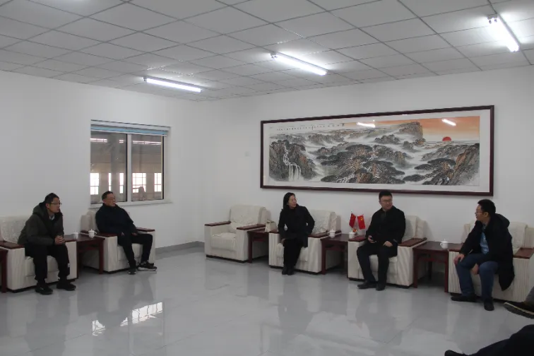Sambutan Delegasi saka Universitas Arsitektur Shandong kanggo Ngunjungi Pabrik lan Njelajah Kolaborasi